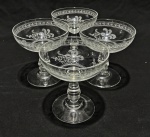FRANÇA. Quatro belíssimas taças em cristal francês, ricamente lapidado. Medindo: 10 x 10 cm