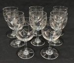 Oito taças para vinho do porto em cristal francês, decorado com lapidação de ramos e laços. Medindo: 11 x 5 cm. 4 com bicados