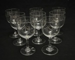 Oito taças para vinho do porto em cristal francês, decorado com lapidação de ramos e laços. Medindo: 11 x 5 cm. 4 com bicados