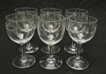 Seis taças para vinho do porto em cristal francês, decorado com lapidação de ramos e laços. Medindo: 11 x 5 cm. 