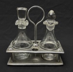 Galheteiro em vidro translucido com base em metal prateado. Medindo: 21 cm, 19 cm e 22 x 21 x 11 cm.