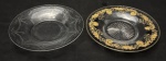 França. Dois pratos/presentoir em cristal francês ricamente lapidado. Medindo:16 cm. Apresentam bicados. 