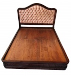 Antiga cama no estilo renascença em madeira nobre entalhada. Cabeceira estofada com tecido adamascado. Medindo: altura com cabeceira 116 cm, comprimento; 196 cm e largura 150 cm. Acompanha colchão.