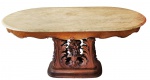 Mesa de jantar, em madeira entalhada, com tampo retangular de cantos arredondados em mármore claro. Saia recortada de linhas sinuosas e base central ricamente esculpida com volutas, folhagens e motivo floral vazado, apoiada sobre plinto. Medida total: 177 cm de altura, 158 cm de comprimento e 90 de largura. Somente base; 76 x 70 x 40 cm.