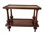 Mesa de apoio em madeira nobre, com e tampo retangular com moldura elevada. Sustentada por colunas torneadas, possui prateleira inferior funcional. Medidas: 64 x 80 x 45 cm. Apresenta marcas de uso e vestígios de cupim. 