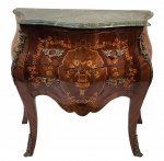 Mini Cômoda estilo francês Luís XV, modelo bombê, em madeira nobre com exuberante marchetaria floral e motivos decorativos centrais, tampo recortado em mármore verde e ricas aplicações em bronze. Composta por duas gavetas frontais, corpo abaulado, laterais curvas e pés arqueados com sabots em bronze. Peça inspirada no mobiliário francês rococó do século XVIII, destacando elegância, movimento sinuoso e refinamento ornamental característicos do estilo Luís XV. Medindo: 74 x 81 x 46 cm.