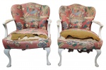 Par de poltronas estilo francês Luís XV, com braços curvos e pés cabriolés, estofadas em tecido floral policromado com motivos orientais e acabamento com tachas decorativas. Estrutura em madeira patinada em tom claro, de linhas sinuosas características do mobiliário rococó francês. Com rasgos e necessidade de restauro completo (espuma e tecido). Estrutura íntegra, ideal para estofamento e personalização. Medindo: 85 x 63 x 52 cm.