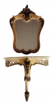 Espelho e console em madeira entalhada e patinada em tons dourado e marfim. Ambos apresentam elegante desenho curvilíneo com elementos vazados, volutas e motivos florais em relevo, de inspiração rococó/francesa. Medindo: 55 x 63 x 26 cm.