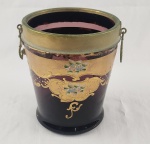 Itália. Belíssimo balde de gelo / cachepot decorativo em vidro veneziano na tonalidade lilás com rica decoração em ouro e detalhes de flores policroma, borda com guarnições e pegas em metal dourado. Medindo: 23 x 21 cm.