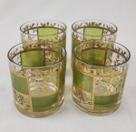 Conjunto de quatro copos para uísque em vidro, ricamente decorados com aplicação de arabescos em douração e painéis em tonalidade verde. Assinados "Culver Ltd.", tradicional manufatura americana conhecida por peças decorativas com acabamento refinado. Produção de estilo Mid-Century. Século XX. Medindo: 9 x 8 cm.