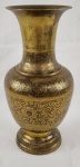 Vaso em metal dourado, ricamente decorado com gravações em relevo baixo e incisão, formando delicados motivos florais e elementos ornamentais distribuídos em faixas ao longo do corpo. Possui corpo bojudo com pescoço alongado e boca levemente aberta, apoiado sobre base circular. Século XX. Dimensões: 28 x 13 cm.