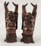 Par de esculturas em madeira entalhada, representando Hotei (o Buda rindo), um dos Sete Deuses da Sorte na mitologia japonesa, conhecido como o deus da felicidade e da abundância.  Dimensões: 17 x 6 cm.