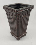 Vaso decorativo em cerâmica esmaltada na cor marrom. Decorado com ramos. Medindo: 24 x 14 cm. 