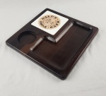 Tropic-art. Bandeja confeccionada em madeira, com compartimentos entalhados, incluindo espaço para copo e área principal de apoio. Destaque para aplicação em cerâmica decorada com a inscrição `Port Salut`, remetendo à tradicional marca francesa de queijos. Produzida pela Tropic Art. Medindo: 34 x 34 cm. 