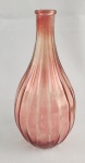Vaso decorativo em vidro translúcido na tonalidade rosé, com corpo em formato bojudo e superfície canelada. Apresenta colo alongado e borda levemente aberta, conferindo elegância ao conjunto. Peça de estética vintage, ideal para composição decorativa. Medidas: 21 x 11 cm. 