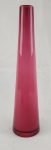 Vaso decorativo em vidro de Murano na tonalidade rosa, de formato cilíndrico alongado, com acabamento liso e borda reta. Peça de estética contemporânea, ideal para composição decorativa minimalista. Medidas: 17 x 9 cm 