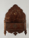Suporte de parede em madeira entalhada, com elementos torneados e decoração em marchetaria de motivos florais. Apresenta encosto recortado e compartimento frontal, podendo ser utilizado como porta-cartas ou porta-objetos. Peça de estética clássica. Medindo: 30 x 20 cm. 