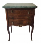 Mesa de cabeceira/ mesa lateral antiga em madeira nobre, com três gavetas frontais, puxadores e guarnições em bronze, apoiada sobre elegantes pés arqueados em estilo francês. Apresenta tampo em mármore verde, adaptado posteriormente. Possui marcas naturais do tempo, incluindo vestígios de cupim e pequena ausência de folha no tampo. Medidas: 77 x 33 x 54 cm.