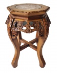 Belíssima peanha / base /pedestal  oriental em madeira entalhada, ricamente decorados com motivos florais vazados e pés recurvos de inspiração asiática. Tampos sextavados com aplicação central em mármore e acabamento minucioso em relevo. Medidas: 46 x 35 x 35 cm.