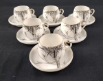 Conjunto para café em porcelana composto por 6 xícaras com seus pires. Decoração em estilo oriental com motivos de bambu em tons escuros sobre fundo branco e filetes em ouro. Gueixa vista ao fundo quando posto a luz. Uma das  xícaras apresenta fio de cabelo.