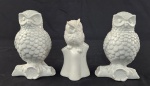 Conjunto composto por 3 peças em porcelana branca, representando corujas em relevo. Duas figuras decorativas apoiadas sobre base em formato de tronco e uma peça com abertura superior, podendo ser utilizada como pequeno vaso ou suporte. Acabamento esmaltado brilhante, com rico detalhamento das plumagens.Medidas: entre 15,5 cm e 18 cm de altura