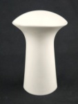 Vaso em porcelana inglesa Christopher Stuart, linha Tempest, em bone china. Corpo alongado com boca alargada em formato levemente ondulado, acabamento esmaltado branco.Medidas: 18,5 x 11 x 8 cm