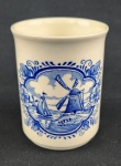 England. Pote em porcelana esmaltada, decorado em azul monocromático com cena campestre de moinho e barco, em estilo Delft. Corpo cilíndrico, sem tampa,, com decoração central emoldurada. Medidas: 10 x 8 cm