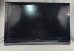 Televisor Sony Bravia com tela LCD de 40 polegadas, modelo KLV-40V410A, produzido no Polo Industrial de Manaus. Apresenta design clássico com acabamento preto brilhante e alto-falantes integrados na base frontal. Equipamento bivolt (110220V).