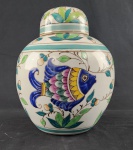 Potiche em porcelana chinesa com tampa, decorado com pássaros e folhagens em policromia.Peça de caráter decorativo, com marca na base China. Medidas: 27 x 21 cm.