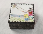 Caixinha miniatura em metal com placa de porcelana esmaltada no estilo Família Rosa, produção chinesa do século XX. Parte interna espelhada. Medindo: 2,5 x 4,7 x 4,7 cm