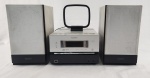 Sistema de som Sony Micro Hi-Fi composto por unidade central, par de caixas acústicas originais modelo SS-CBX1 e antena. Acabamento em prata e preto. Funcionando.