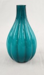 Vaso decorativo em vidro azul , de corpo bojudo com caneluras verticais e gargalo alongado. Altura: 13,5 cm.