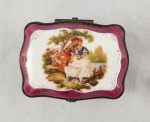 Limoges, France. Pequena caixa porta-joias em porcelana francesa, decorada com cena galante em paisagem campestre, emoldurada por faixa rosa com delicados arabescos dourados, com tampa articulada. Medidas: 7,5 x 5 cm.