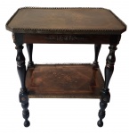 Mesa auxiliar em madeira com marchetaria floral, tampo retangular com galeria metálica vazada, uma gaveta frontal e prateleira inferior decorada. Apoiada sobre quatro pés torneados. Medidas: 64 x 55 x 40 cm. Apresenta desgastes, manchas e oxidação nas galerias metálicas