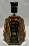 Whisky escocês Something Special, blended Scotch whisky, produzido pela Hill Thomson & Co. Ltd., Edimburgo, Escócia. Acondicionado em sua característica garrafa facetada de 1 litro, teor alcoólico de 40%. Exemplar com selo fiscal e rótulos originais. Conteúdo não atestado.