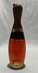 Bourbon whiskey americano Beam's Pin Bottle, produzido pela James B. Beam Distilling Co., Clermont, Kentucky, EUA. Exemplar acondicionado em original e rara garrafa temática em formato de pino de boliche (bowling pin), categoria "Bottled in Bond", destinada ao mercado de exportação. Volume de 700 ml. Peça de interesse para colecionadores de bebidas e memorabilia da tradicional destilaria Jim Beam. Conteúdo não atestado.