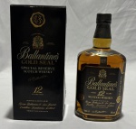 Whisky escocês Ballantine's Gold Seal 12 Years Old, blended Scotch whisky envelhecido por 12 anos, produzido por George Ballantine & Son Ltd., Escócia. Acondicionado em garrafa original de 1 litro, teor alcoólico de 43%, acompanhado de seu estojo original de fábrica. Exemplar da tradicional linha Gold Seal, com cápsula, rótulos e embalagem preservados. Conteúdo não atestado.