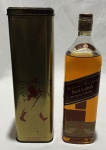 Whisky escocês Johnnie Walker Red Label, blended Scotch whisky, produzido por John Walker & Sons, Kilmarnock, Escócia. Acondicionado em garrafa original de 1 litro, com lacre e rótulos preservados, acompanhado de sua lata original litografada da marca. Exemplar destinado ao mercado internacional, reunindo garrafa e embalagem promocional de época. Conteúdo não atestado.