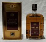 Whisky escocês Logan De Luxe 12 Years Old, blended Scotch whisky envelhecido por 12 anos, produzido pela White Horse Distillers, Glasgow e Londres. Acondicionado em garrafa original de 1 litro, teor alcoólico de 43%, acompanhado de estojo original de fábrica. Exemplar com lacre, rótulos e embalagem preservados. Conteúdo não atestado.
