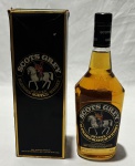 Whisky escocês Scots Grey De Luxe Blended Scotch Whisky, produzido e engarrafado na Escócia. Garrafa original de 75 cl, teor alcoólico de 40 G.L., acompanhada de caixa original de época. Exemplar lacrado. Conteúdo não atestado.