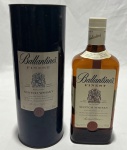 Whisky escocês Ballantine's Finest, blended Scotch whisky produzido e engarrafado na Escócia por George Ballantine & Son. Garrafa de 75 cl, graduação alcoólica de 43% vol., acompanhada de estojo tubular original. Exemplar lacrado. Conteúdo não atestado.