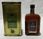 Whisky escocês Laird O' Logan De Luxe, 12 anos. Produzido e engarrafado por White Horse Distillers Ltd., Glasgow, Escócia. Garrafa de 1 litro, graduação alcoólica aproximada de 43,4% vol. (86.8 US Proof), destinada ao mercado Duty Free. Acompanhada de estojo metálico original litografado. Exemplar vintage de colecionador. Conteúdo não atestado.