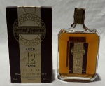 Whisky escocês Scottish Imperial De Luxe, 12 anos. Blended Scotch Whisky produzido e engarrafado na Escócia pela Imperial Whisky Company Limited, Glasgow. Garrafa de 70 cl, graduação alcoólica de 40% vol., acompanhada de caixa original. Exemplar vintage de colecionador. Conteúdo não atestado.