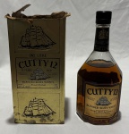Whisky escocês Cutty 12, envelhecido por 12 anos. Blended Scotch Whisky engarrafado na Escócia para Berry Bros. & Rudd Ltd., Londres. Garrafa de 1 litro, graduação alcoólica de 43% vol. (86 U.S. Proof), acompanhada de caixa original. Exemplar vintage de interesse para colecionadores. Conteúdo não atestado.