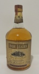 Whisky escocês High Leader Finest Scotch Whisky. Blended Scotch Whisky produzido por McKenzie & Co. Ltd., Glasgow, Escócia. Garrafa com lacre original e bom nível de conteúdo preservado. Exemplar vintage de coleção. Conteúdo não atestado.
