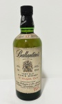 Ballantine's Very Old Scotch Whisky 17 Years Old. Tradicional whisky escocês blended, envelhecido por 17 anos e produzido pela George Ballantine & Son Ltd., Escócia. Exemplar antigo destinado ao mercado Duty Free, acondicionado em garrafa de vidro verde de 75 cl, graduação alcoólica de 43% vol., apresentando lacre preservado e bom nível de conteúdo. Rótulo clássico da marca, representativo de uma das expressões premium mais reconhecidas da Ballantine's, apreciada por colecionadores e entusiastas de whiskies vintage. Conteúdo não atestado.