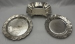 Três bandejas / petisqueiras em metal espessurado à prata, todas com borda fenestradas. Medindo: 29,5 cm, 33 cm e 6 x 30 x 23 cm. Apresentam desgastes.