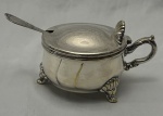 Eberle. Açucareiro em metal espessurado à prata, com pegas e pés cinzelados, recipiente interno em plástico rígido. Acompanha colher. Medindo: 7,5 x 14 x 10 cm e 15 cm.