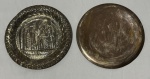 Dois pratos decorativos em metal repuxado e gravado, apresentando cenas e motivos de inspiração étnica/tribal em relevo e incisão, com acabamento artesanal e rica textura decorativa. Medindo; 19,5 cm de diâmetro cada.