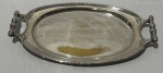 Bandeja em metal espessurado à prata, borda cinzelada. Apresenta desgastes no banho. Medindo: 54 x 30 cm.